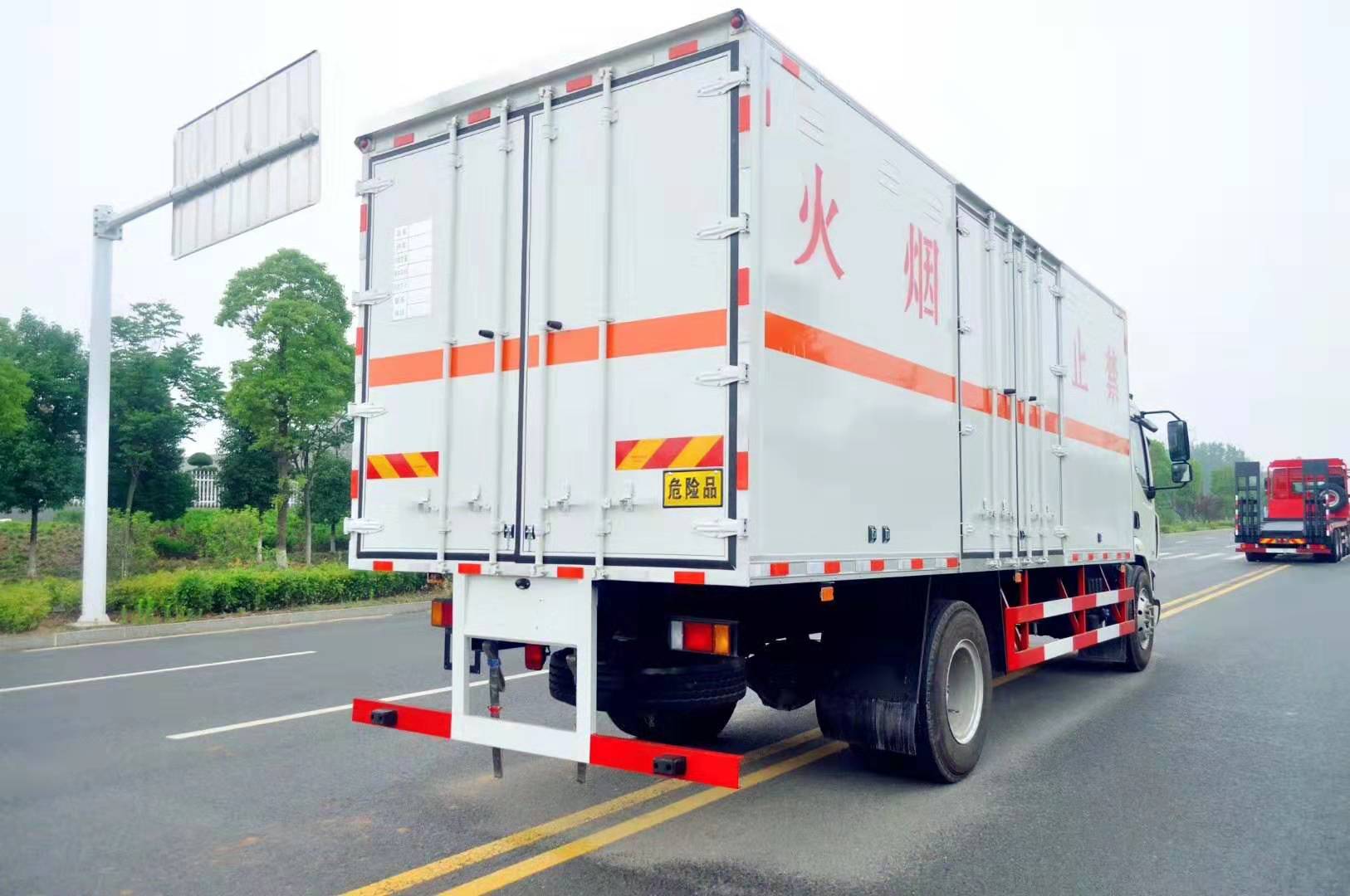 柳汽乘龍6.5米雜項危廢廂式運輸車