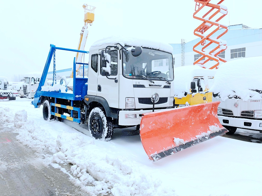 東風(fēng)T3擺臂垃圾車(chē)帶推雪鏟設(shè)備