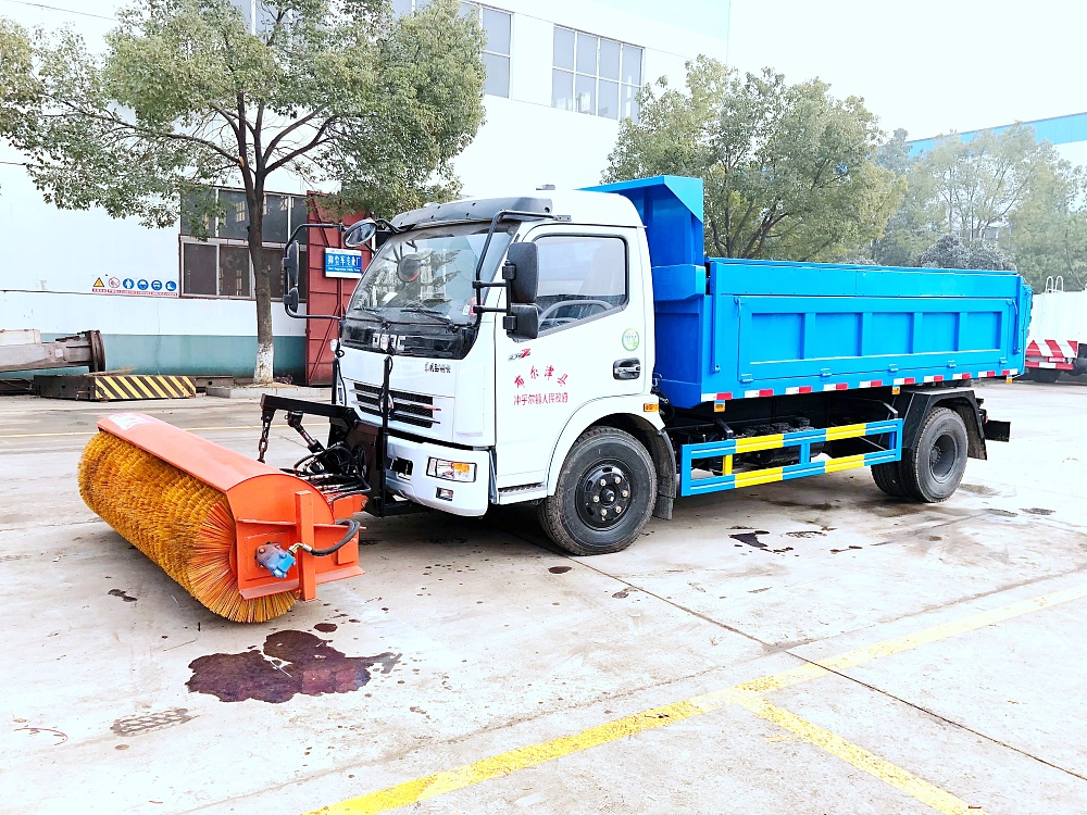 東風(fēng)大多利卡自卸垃圾車帶滾刷掃雪機(jī)