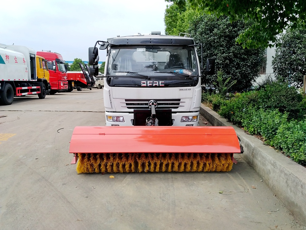 東風大多利卡吸塵滾掃清雪車