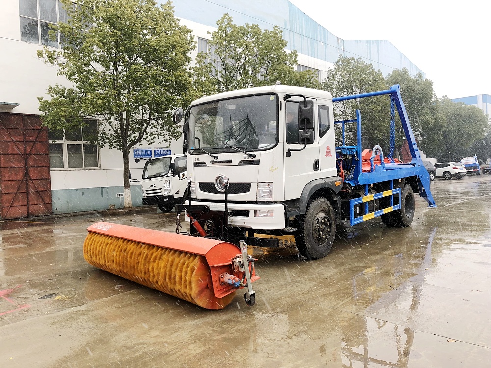 東風(fēng)T3擺臂垃圾車帶除雪滾刷